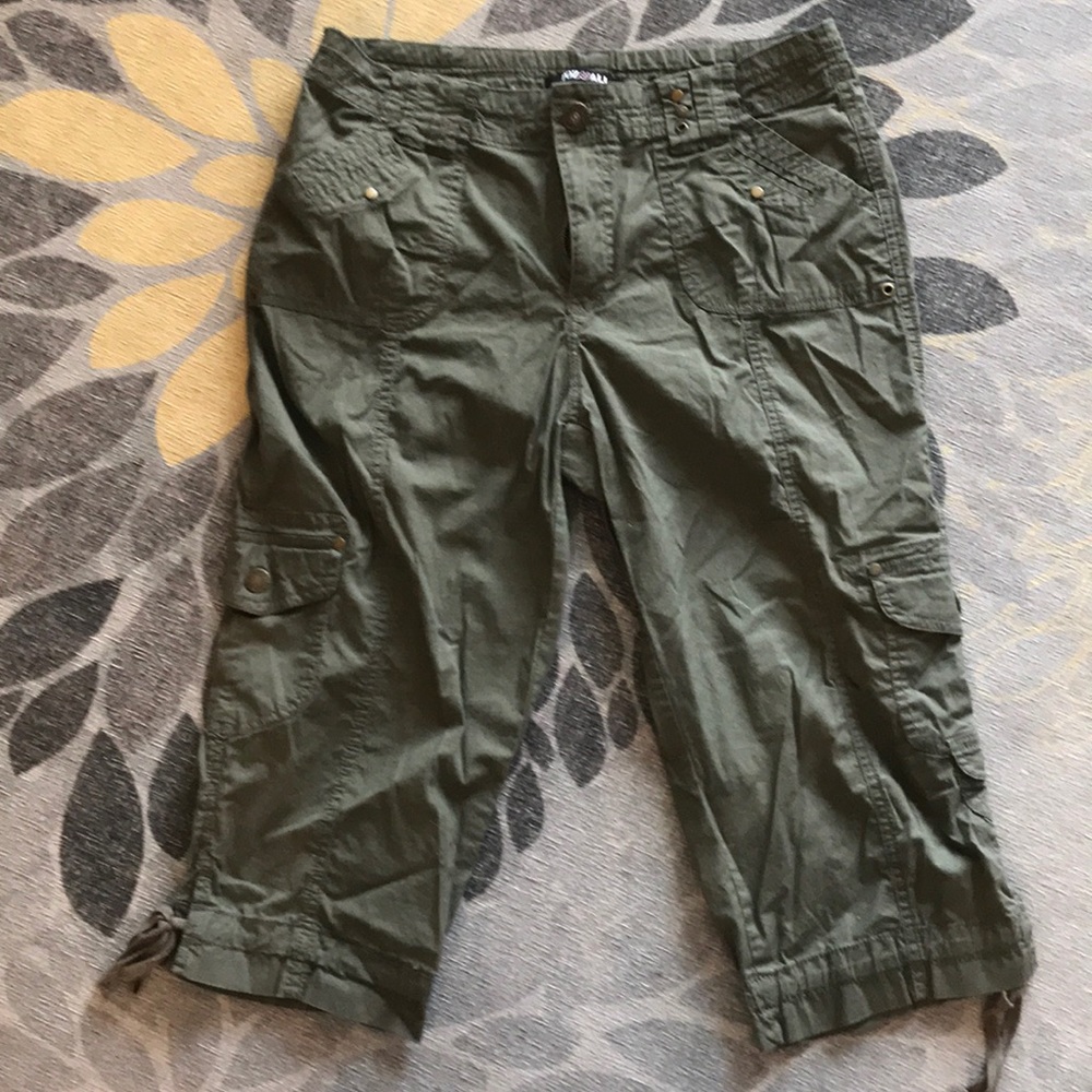 Green Roz & Ali Capri pants